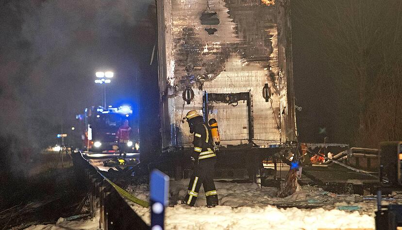 Die Folgen eines mit Gefahrgut abgebrannten Lkw-Anh&auml;ngers besch&auml;ftigen die Polizei. Ermittler fragen sich, ob eventuell Transport-Verst&ouml;&szlig;e vorliegen.
Foto: Archiv/Veigel