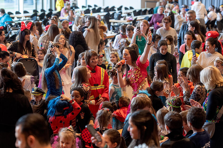 Die j&uuml;ngsten Karnevalisten feiern beim Kinderfasching in der Harmonie