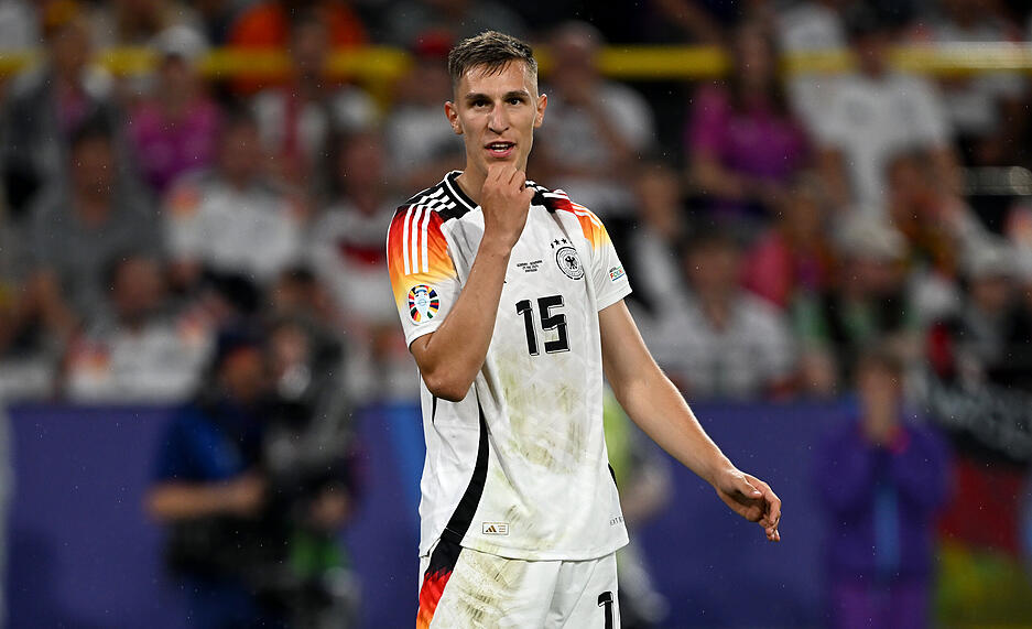 Nico Schlotterbeck: Wie erwartet Ersatzmann für den eine Gelb-Sperre absitzenden Jonathan Tah. Scheinbar ein Traumstart. In der 4. Minute köpfte er einen Eckball ins dänische Tor. Aber: Foul von Kimmich, zählte nicht. In der 8. Minute gleich noch ein Spitzenkopfball, jetzt rettete Torwart Schmeichel. Und in der 37. Minute ging Offensiv-Kopfball Nummer drei knapp vorbei. Dann ein leichtfertiger Ballverlust im eigenen Strafraum, Rasmus Höjlund schoss daneben (42.).
Note: 2,5 Nico Schlotterbeck: Wie erwartet Ersatzmann für den eine Gelb-Sperre absitzenden Jonathan Tah. Scheinbar ein Traumstart. In der 4. Minute köpfte er einen Eckball ins dänische Tor. Aber: Foul von Kimmich, zählte nicht. In der 8. Minute gleich noch ein Spitzenkopfball, jetzt rettete Torwart Schmeichel. Und in der 37. Minute ging Offensiv-Kopfball Nummer drei knapp vorbei. Dann ein leichtfertiger Ballverlust im eigenen Strafraum, Rasmus Höjlund schoss daneben (42.).
Note: 2,5