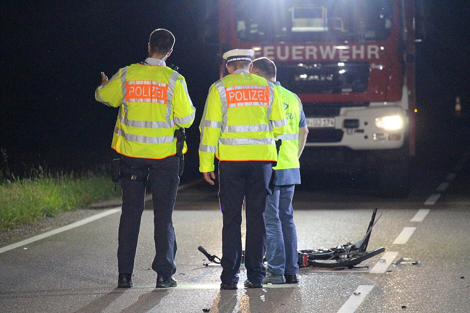 Der Radfahrer prallt bei dem Unfall auf die Windschutzscheibe der Autofahrerin. Dabei verletzt er sich tödlich. Der Radfahrer prallt bei dem Unfall auf die Windschutzscheibe der Autofahrerin. Dabei verletzt er sich tödlich.