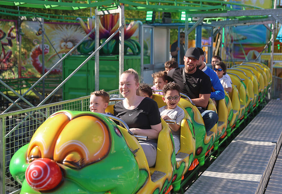Fahrgesch&auml;fte und Buden geh&ouml;ren fest zum Heilbronner Maifest auf der Theresienwiese.