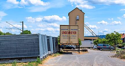 Hier an diesem Standort in der Nähe des Willsbacher Bahnhofs plant die Gemeinde Obersulm, wenn erforderlich, Container für Flüchtlinge aufzustellen.
Foto: Mario Berger