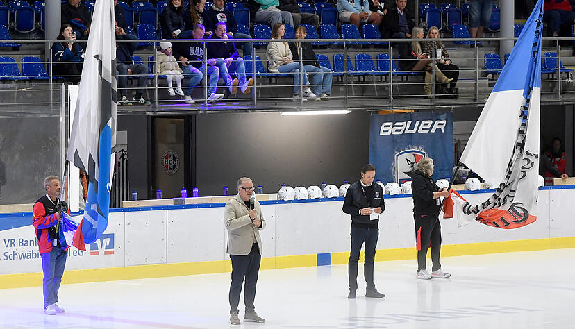 Das war womöglich sein letzter öffentlicher Auftritt: Franz Böllinger (2.v.l.) hat seinen Rücktritt bei den Heilbronner Falken angekündigt. Das war womöglich sein letzter öffentlicher Auftritt: Franz Böllinger (2.v.l.) hat seinen Rücktritt bei den Heilbronner Falken angekündigt.