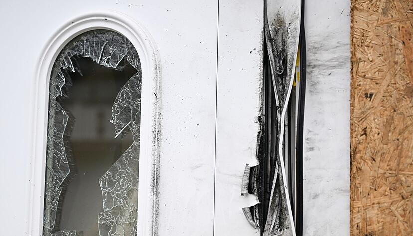 Eine beschädigte Haustür im Ort Seckach. Mutmaßlich das Wohnhaus des Tatverdächtigen. Eine beschädigte Haustür im Ort Seckach. Mutmaßlich das Wohnhaus des Tatverdächtigen.