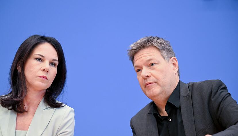 Ob er sein Bundestagsmandat wahrnehmen will, ließ Habeck zunächst offen.
