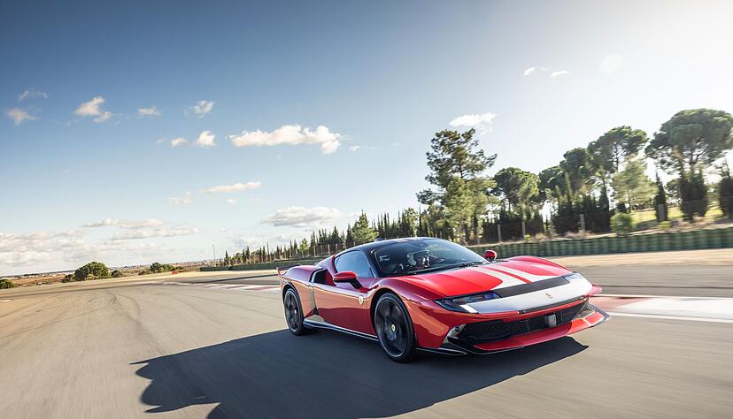 Der Ferrari 849 Testarossa tritt die Nachfolge des SF90 an, und kombiniert einen V8-Biturbo mit drei Elektromotoren.