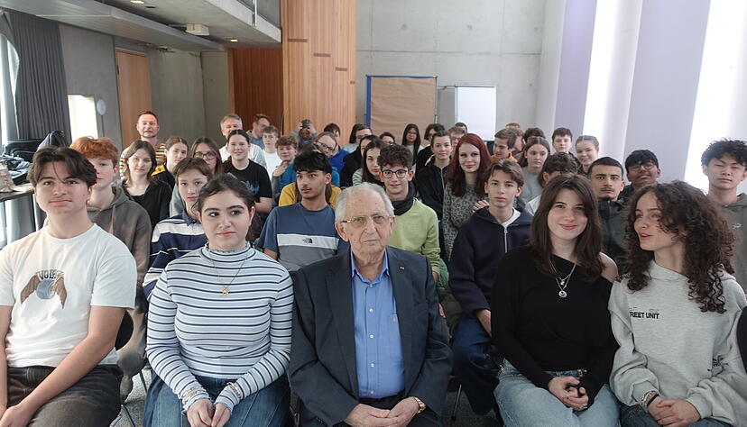 Zeitzeuge Abba Naor (vorne in der Mitte) erz&auml;hlt den Jugendlichen von seiner Zeit im KZ Dachau.