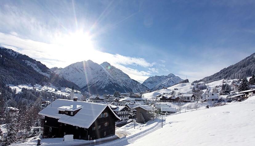 Im Skigebiet rund um Kanzelwand und Fellhorn kann man auf der Piste die deutsch-&ouml;sterreichische Grenze passieren.