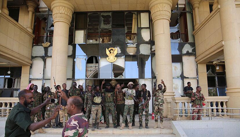 Sudanesische Soldaten feiern die Einnahme des Pr&auml;sidentenpalastes