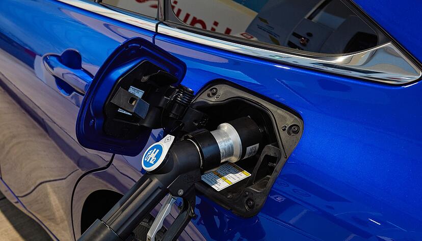 Einmal volltanken, bitte: Auf den ersten Blick ein normaler Tankvorgang - erst wer genauer hinschaut, erkennt die spezielle Wasserstoff-Zapfpistole. Einmal volltanken, bitte: Auf den ersten Blick ein normaler Tankvorgang - erst wer genauer hinschaut, erkennt die spezielle Wasserstoff-Zapfpistole.