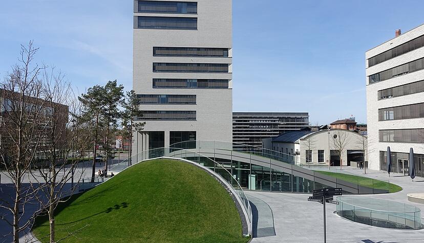 Dieses Gebäude ist nur eines auf dem Bildungscampus Heilbronn, dessen Fassade von der Firma Duda erstellt wurde. Dieses Gebäude ist nur eines auf dem Bildungscampus Heilbronn, dessen Fassade von der Firma Duda erstellt wurde.