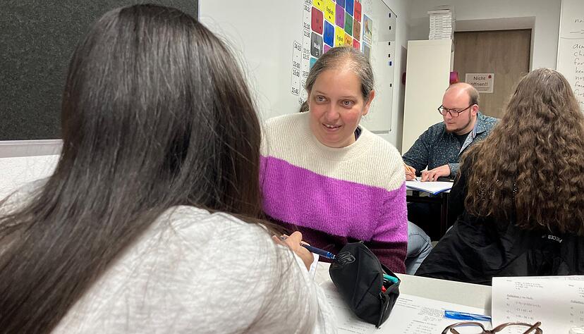 Mathe im Doppelpack, dem Startchancen-Programm sei dank: Lernassistentin Susanne Plaghki mit Lehrer Tobias Kemm in einer siebten Klasse der Dammrealschule.