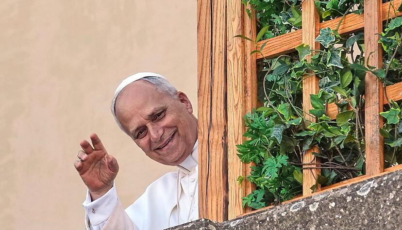 Papst Leo XIV. grüßt aus dem Urlaub in Castel Gandolfo. Papst Leo XIV. grüßt aus dem Urlaub in Castel Gandolfo.