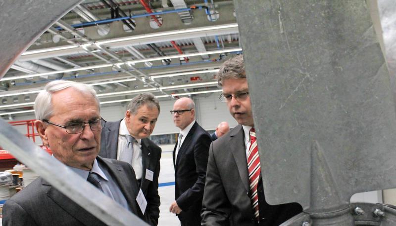 Gerhard Sturm mit B&uuml;rgermeister Robert B&ouml;hnel an einem der Ventilatoren, die in Hollenbach produziert werden. Im Hintergrund rechts Rainer Hundsd&ouml;rfer.
Foto: Griesinger