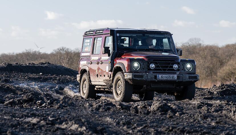Kantiges Design und kreisrunde Scheinwerfer - der Ineos Grenadier ist auch &auml;u&szlig;erlich ein Gel&auml;ndewagen der alten Schule.