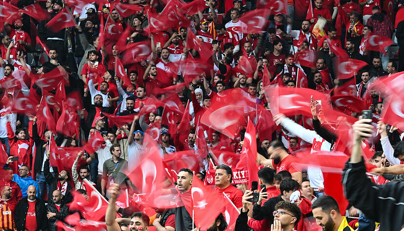 Die Fans der Türkei stehen in der Kritik. Ihnen wird Respektlosigkeit vorgeworfen. Die Fans der Türkei stehen in der Kritik. Ihnen wird Respektlosigkeit vorgeworfen.