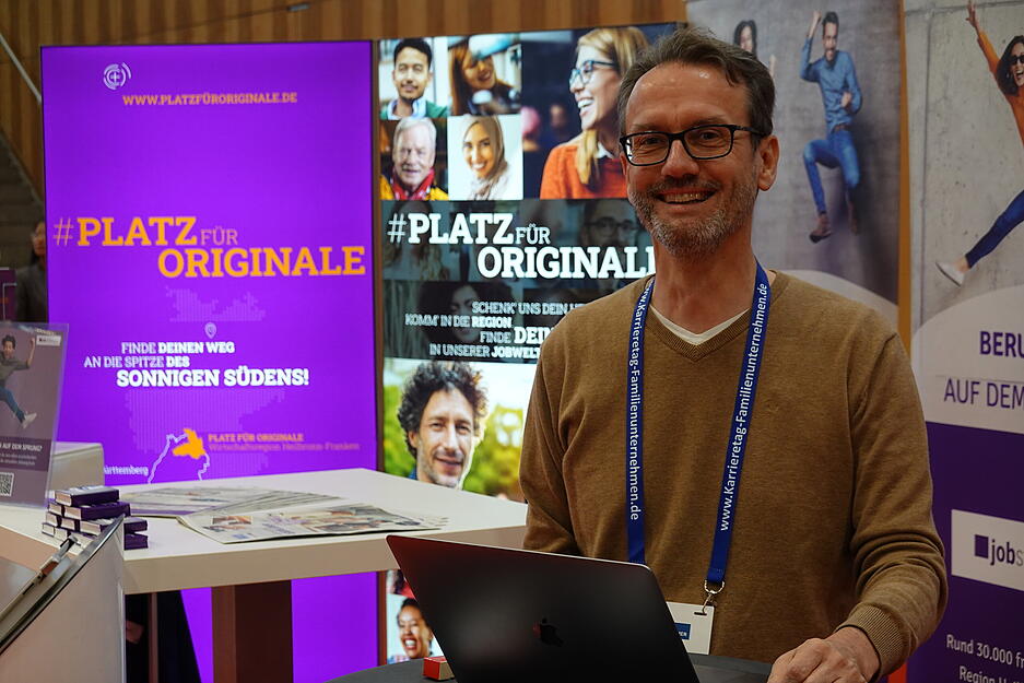 Martin Buchwitz, Geschäftsführer von Hohenlohe Plus und der Clustervertretung Packaging Valley, spricht potenzielle Bewerber für die Mitgliedsunternehmen an. Martin Buchwitz, Geschäftsführer von Hohenlohe Plus und der Clustervertretung Packaging Valley, spricht potenzielle Bewerber für die Mitgliedsunternehmen an.