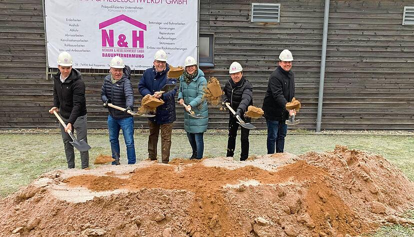 Trotz der eisigen Temperaturen: Der erste Schritt zum Neubau des Solebads ist getan. Mit den Arbeiten für das neue Eingangsgebäude wird bald begonnen. Trotz der eisigen Temperaturen: Der erste Schritt zum Neubau des Solebads ist getan. Mit den Arbeiten für das neue Eingangsgebäude wird bald begonnen.