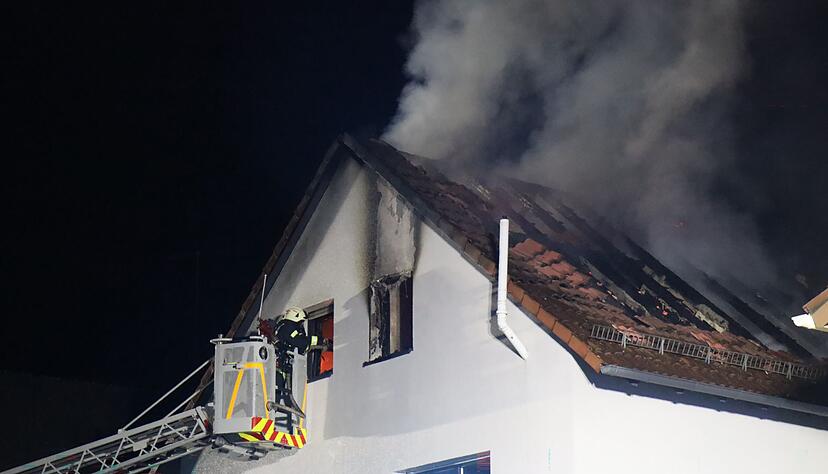 Der Brand ist im Dachgeschoss ausgebrochen.