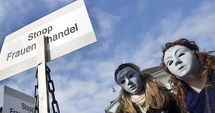 ARCHIV - Frauen demonstrieren am 08.03.2008 in Bern gegen Frauenhandel. Genaue Zahlen über das Ausmaß des Menschenhandels hat niemand. Das jüngste Lagebild des Bundeskriminalamts (BKA) von 2007 berichtet von 689 Opfern des Menschenhandels zum Zweck der sexuellen Ausbeutung in 454 abgeschlossenen Fällen. In Schleswig-Holstein waren es laut Kriminalstatistik des Landes 19 Fälle im Jahr 2008. Foto: Peter Schneider dpa/lno (zu dpa-Korr: "Angst und Druck - Fachstelle hilft Opfern von Frauenhandel" vom 17.10.2009) +++ dpa-Bildfunk +++