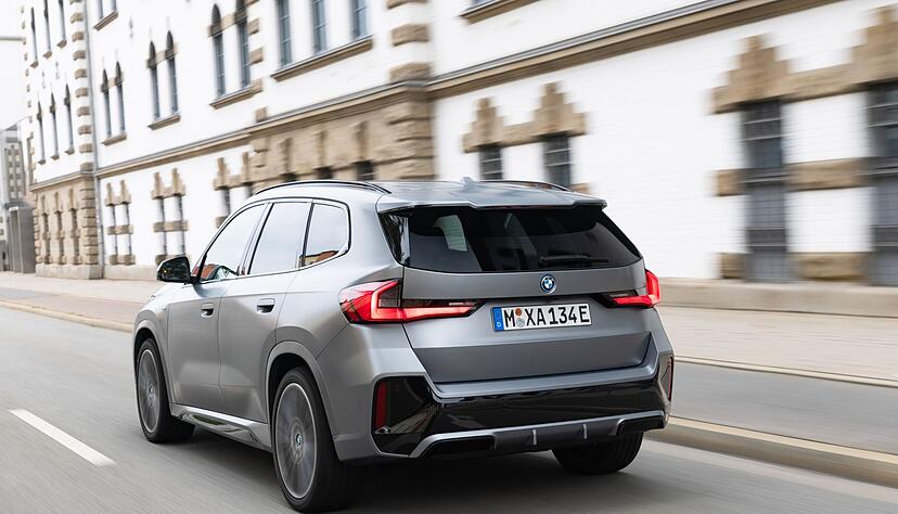 Von hinten pr&auml;sentiert sich der BMW iX1 mit einem klassischen SUV-Heck.