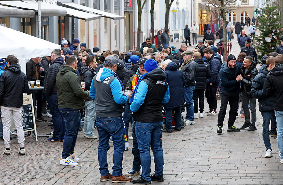 Zahlreiche Fußball-Fans haben sich vor dem Europa-League-Spiel in Sinsheim versammelt.