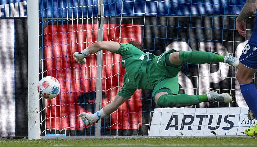 Torwart Robin Himmelmann erlebte ein ganz bitteres Debüt für den Karlsruher SC. Torwart Robin Himmelmann erlebte ein ganz bitteres Debüt für den Karlsruher SC.