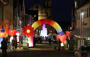 Bunte Beleuchtung zur langen Einkaufsnacht − das war 2019.
Foto: Archiv/Theuer Bunte Beleuchtung zur langen Einkaufsnacht − das war 2019.
Foto: Archiv/Theuer