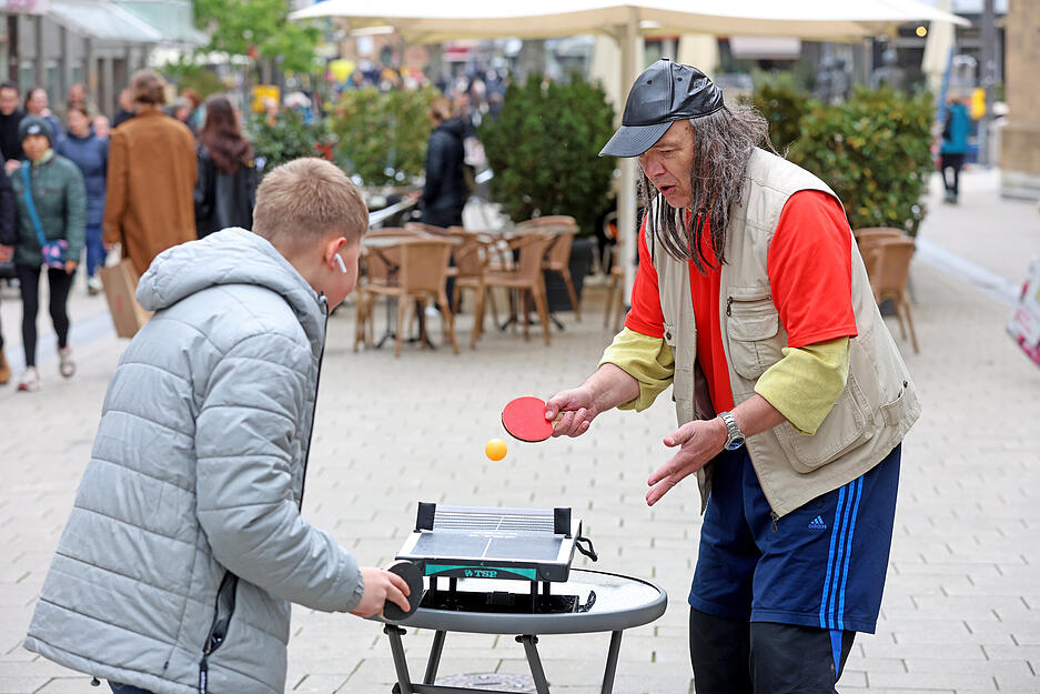 Stra&szlig;enkunst-Festival zieht Massen in Heilbronner Innenstadt