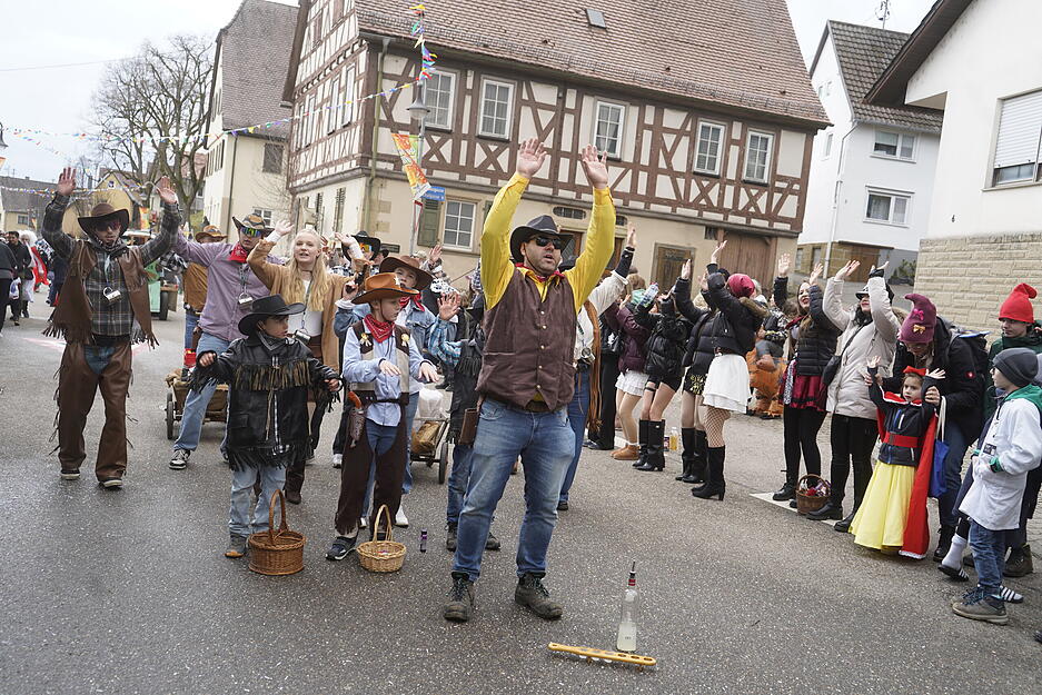 Der festliche Zug brachte Stimmung, Kamellen und Botschaften an die Leute.