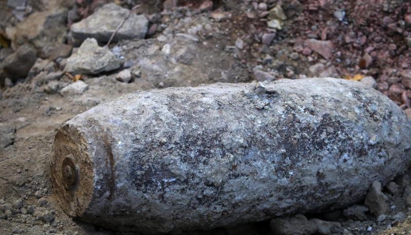 Eine entschärfte Weltkriegsbombe liegt in einer Baustelle. Eine entschärfte Weltkriegsbombe liegt in einer Baustelle.