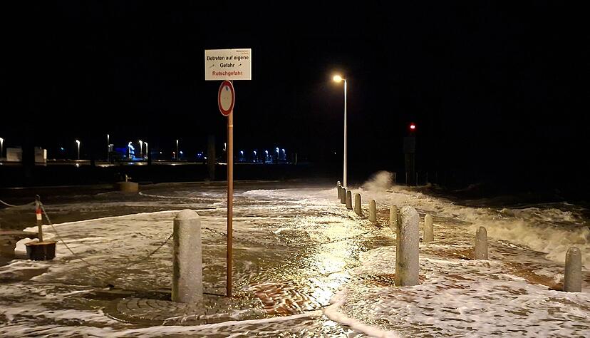 Wellen &uuml;bersp&uuml;lten die Uferpromenade in Wilhelmshaven.