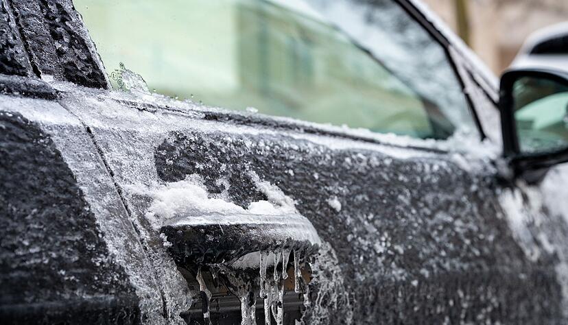 Festgefrorene T&uuml;ren lassen sich oft mit sanfter W&auml;rme und etwas Geduld &ouml;ffnen: Nach dem &Ouml;ffnen Dichtungen abtrocknen und pflegen, um erneutes Festfrieren zu verhindern.