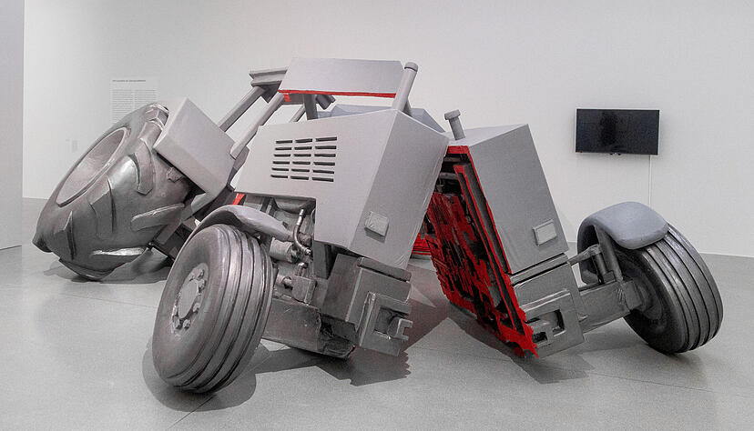 „Fendt-End“ (2024/25) nennt Andreas Mayer-Brennenstuhl die monumentale Plastik eines viergeteilten Traktors.