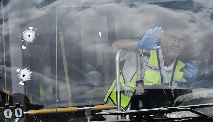Ein Augenzeuge berichtete, die Angreifer h&auml;tten auch in einen Bus geschossen.
