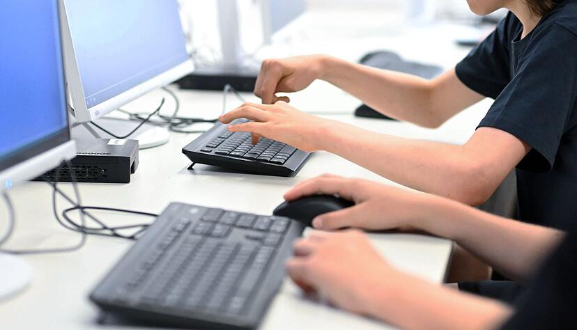 Die Kultusministerien von Bayern und Baden-Württemberg sind besorgt um die Finanzierung der Digitalisierung von Schulen. (Symbolbild) Die Kultusministerien von Bayern und Baden-Württemberg sind besorgt um die Finanzierung der Digitalisierung von Schulen. (Symbolbild)