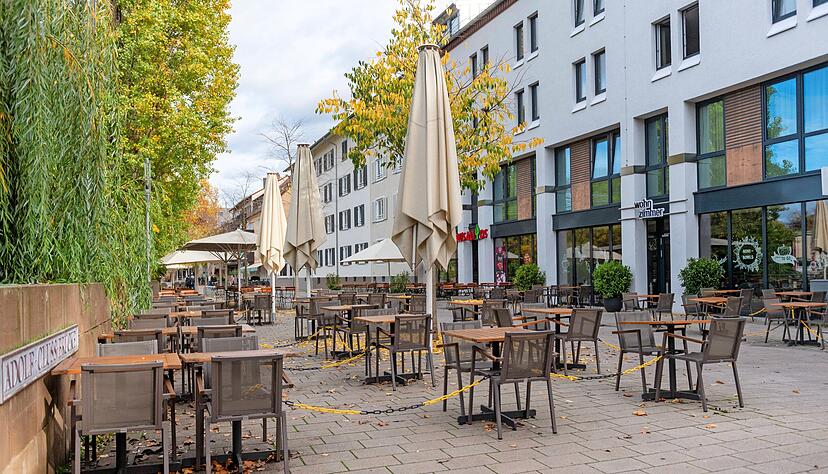 Beim Gang durch die Neckarmeile herrscht Depression. Die Restaurants haben geschlossen, nur wenige Heilbronner nutzen die Mitnahmeangebote. Foto: Mario Berger Beim Gang durch die Neckarmeile herrscht Depression. Die Restaurants haben geschlossen, nur wenige Heilbronner nutzen die Mitnahmeangebote. Foto: Mario Berger