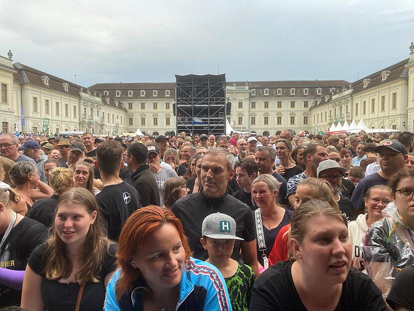 Ein Blick in die Menge auf dem Ludwigsburger Schlossplatz: Beim Auftritt der Fantastischen Vier bebt Ludwigsburg nicht. Ein Blick in die Menge auf dem Ludwigsburger Schlossplatz: Beim Auftritt der Fantastischen Vier bebt Ludwigsburg nicht.