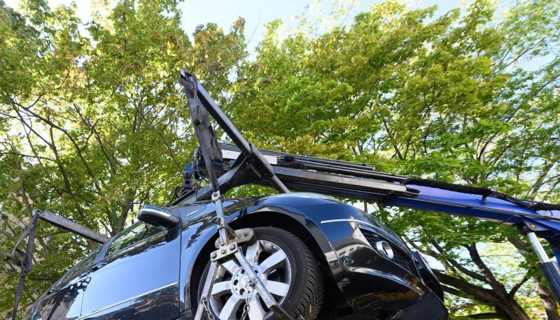 Wer sein Auto widerrechtlich auf Privatparkplätzen abstellt, muss damit rechnen, abgeschleppt zu werden und die Kosten dafür tragen zu müssen. In einem speziellen Fall allerdings wurde davon abgesehen.