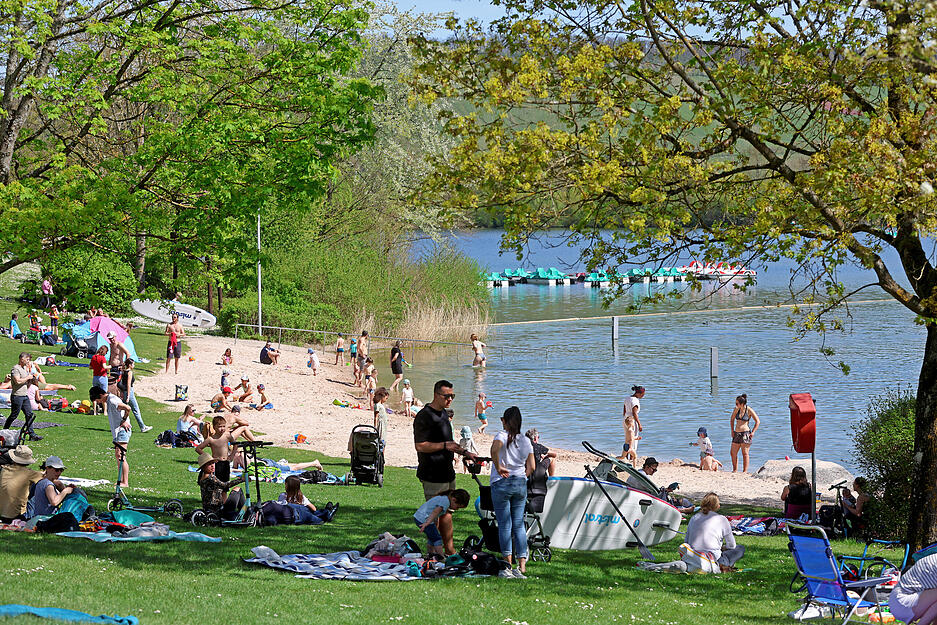 Am Breitenauer See wird schon geplanscht. Am Breitenauer See wird schon geplanscht.