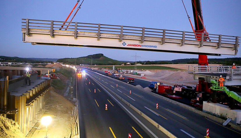 Die Ersatzbrücke wird über die Autobahn 6 bei Erlenbach montiert. Foto: Ralf Seidel