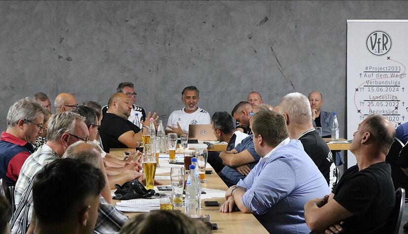 Onur Celik (Mitte, weißes T-Shirt) bei der Hauptversammlung des VfR Heilbronn: Der Vorsitzende will künftig kürzer treten.