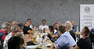 Onur Celik (Mitte, weißes T-Shirt) bei der Hauptversammlung des VfR Heilbronn: Der Vorsitzende will künftig kürzer treten.