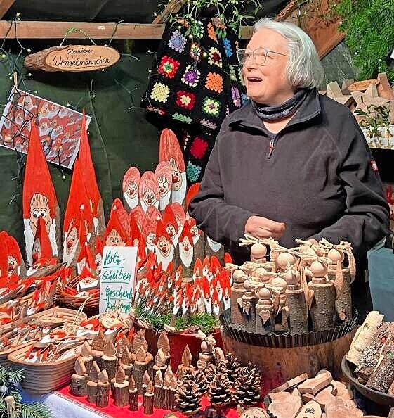 Umgeben von hunderten von Weihnachtsmännern: Petra Scharmann.