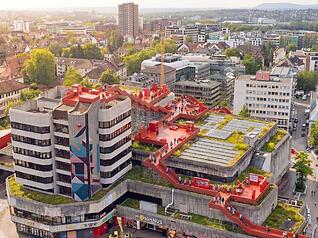 Ein Rooftop-Walk soll auf dem Heilbronner Wollhaus entstehen. Der Rooftop-Walk soll vier bis sechs Wochen lang Fl&auml;che f&uuml;r Ausstellungen zum Thema Klimaschutz und Dachnutzungen sowie Raum f&uuml;r Begegnung bieten und zeigen, wie Flachd&auml;cher genutzt werden k&ouml;nnen.