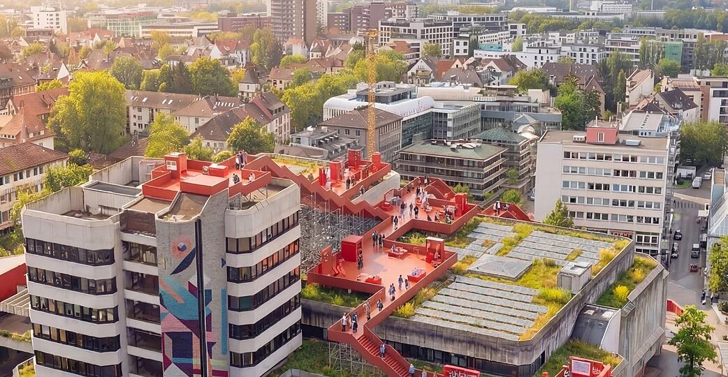 Ein Rooftop-Walk soll auf dem Heilbronner Wollhaus entstehen. Der Rooftop-Walk soll vier bis sechs Wochen lang Fl&auml;che f&uuml;r Ausstellungen zum Thema Klimaschutz und Dachnutzungen sowie Raum f&uuml;r Begegnung bieten und zeigen, wie Flachd&auml;cher genutzt werden k&ouml;nnen.