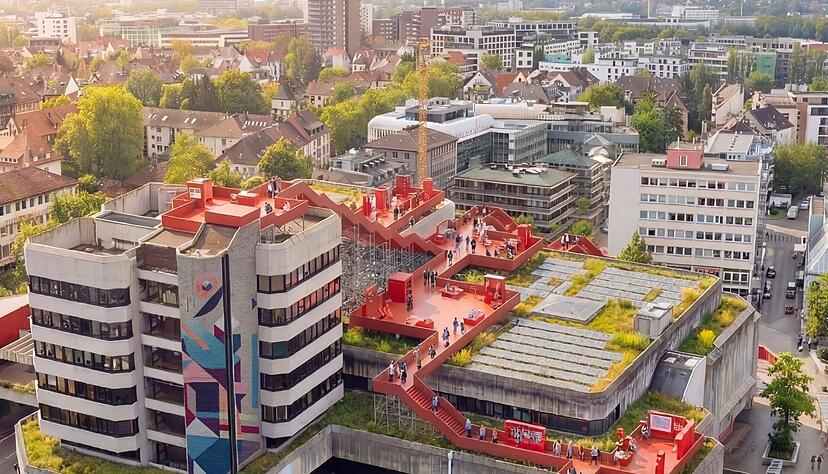 Ein Rooftop-Walk soll auf dem Heilbronner Wollhaus entstehen. Der Rooftop-Walk soll vier bis sechs Wochen lang Fl&auml;che f&uuml;r Ausstellungen zum Thema Klimaschutz und Dachnutzungen sowie Raum f&uuml;r Begegnung bieten und zeigen, wie Flachd&auml;cher genutzt werden k&ouml;nnen.