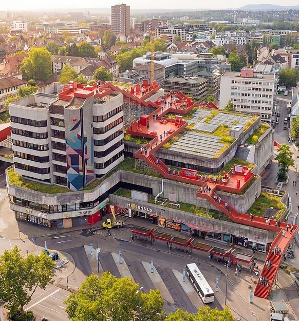 Ein Rooftop-Walk soll auf dem Heilbronner Wollhaus entstehen. Der Rooftop-Walk soll vier bis sechs Wochen lang Fl&auml;che f&uuml;r Ausstellungen zum Thema Klimaschutz und Dachnutzungen sowie Raum f&uuml;r Begegnung bieten und zeigen, wie Flachd&auml;cher genutzt werden k&ouml;nnen.
