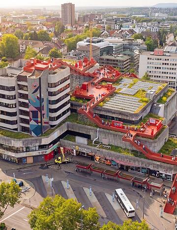 Ein Rooftop-Walk soll auf dem Heilbronner Wollhaus entstehen. Der Rooftop-Walk soll vier bis sechs Wochen lang Fl&auml;che f&uuml;r Ausstellungen zum Thema Klimaschutz und Dachnutzungen sowie Raum f&uuml;r Begegnung bieten und zeigen, wie Flachd&auml;cher genutzt werden k&ouml;nnen.