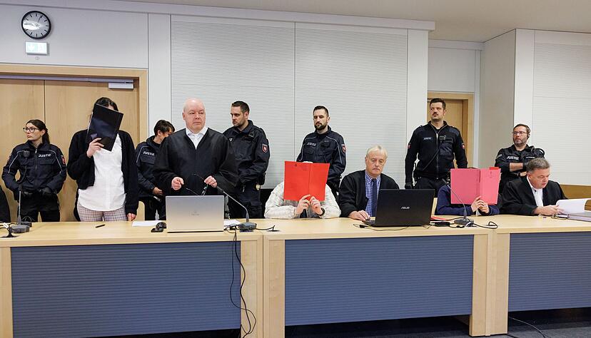 Drei M&auml;nner und eine Frau sind vor dem Landgericht Osnabr&uuml;ck zu mehrj&auml;hrigen Haftstrafen verurteilt worden, weil sie eine 17-J&auml;hrige gefesselt, lebensgef&auml;hrlich verletzt und bewusstlos in die Ems geworfen haben. (Archivfoto)